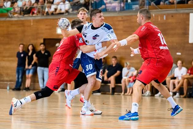 Bietigheim: HBL - 25 26 - DHB-Pokal - SG BBM Bietigheim - VfL Potsdam v. li. im Zweikampf Nikola Vlahovic (Bietigheim) und Marco Mengon (Potsdam) Bietigheim-Bissingen Halle am Viadukt Baden-Württemberg Deutschland
