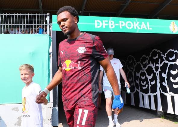 Sandhausen - RB Leipzig DFB Pokal Sandhausen, 16.08.2025, Hardtwaldstadion, DFB Pokal, 1.Hauptrunde , SV Sandhausen vs. RB Leipzig 2:4 (2:2) , Auflaufen der Mannschaften. Im Bild: Lois Openda (11, RB Leipzig) ,