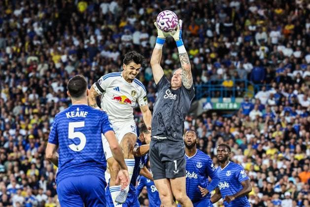Premier League Leeds United v Everton Jordan Pickford of Everton jumps up to win the high ball from Pascal Struijk of Leeds United during the Premier League match Leeds United vs Everton at Elland Road, Leeds, United Kingdom, 18th August 2025 (Photo by Mark Cosgrove News Images) Leeds Elland Road West Yorkshire United Kingdom Copyright: xMarkxCosgrove NewsxImagesx