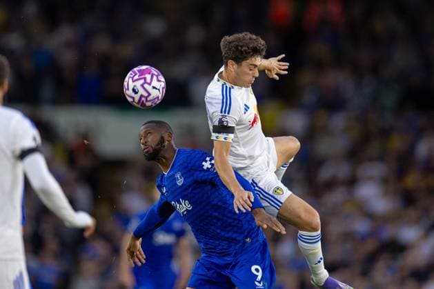 Football - FA Premier League - Leeds United FC v Everton FC LEEDS, ENGLAND - Monday, August 18, 2025: Everton s Norberto Bercique Gomes Betuncal (L) challenges for a header with Leeds United s Daniel James (R) during the FA Premier League match between Leeds United FC and Everton FC at Elland Road. (Photo by David Rawcliffe Propaganda) LEEDS Elland Road YORKSHIRE ENGLAND  Copyright: xDavidxRawcliffex P2025-08-18-Leeds_Everton-37