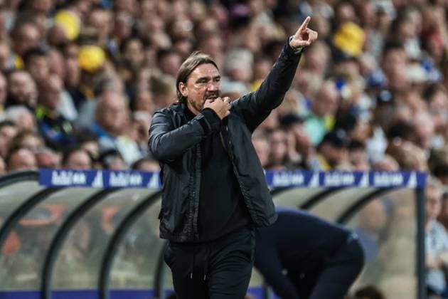 Premier League Leeds United v Everton Daniel Farke manager of Leeds United gives his team instructions during the Premier League match Leeds United vs Everton at Elland Road, Leeds, United Kingdom, 18th August 2025 (Photo by Mark Cosgrove News Images) Leeds Elland Road West Yorkshire United Kingdom Copyright: xMarkxCosgrove NewsxImagesx