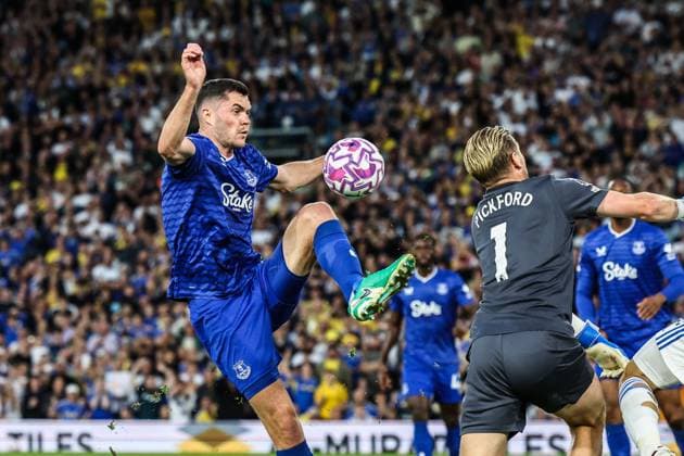 Premier League Leeds United v Everton Michael Keane of Everton clears the ball form the goal during the Premier League match Leeds United vs Everton at Elland Road, Leeds, United Kingdom, 18th August 2025 (Photo by Mark Cosgrove News Images) Leeds Elland Road West Yorkshire United Kingdom Copyright: xMarkxCosgrove NewsxImagesx