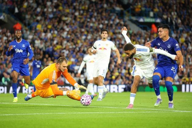 Leeds United v Everton Premier League 18 08 2025. Goalkeeper Lucas Perri of Leeds United saves from Carlos Alcaraz of Everton during the Premier League match between Leeds United and Everton at Elland Road, Leeds, England on 18 August 2025. Leeds Elland Road West Yorkshire England Editorial use only DataCo restrictions apply See www.football-dataco.com , Copyright: xRyanxBrownex PSI-22616-0044