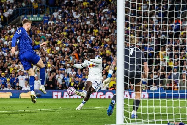 Premier League Leeds United v Everton Wilfried Gnonto of Leeds United takes a shot on goal during the Premier League match Leeds United vs Everton at Elland Road, Leeds, United Kingdom, 18th August 2025 (Photo by Mark Cosgrove News Images) Leeds Elland Road West Yorkshire United Kingdom Copyright: xMarkxCosgrove NewsxImagesx