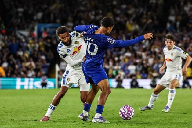 Premier League Leeds United v Everton Jayden Bogle of Leeds United and Iliman Ndiaye of Everton battle for the ball during the Premier League match Leeds United vs Everton at Elland Road, Leeds, United Kingdom, 18th August 2025 (Photo by Mark Cosgrove News Images) Leeds Elland Road West Yorkshire United Kingdom Copyright: xMarkxCosgrove NewsxImagesx