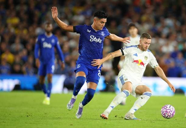 Leeds United v Everton Premier League 18 08 2025. Carlos Alcaraz of Everton and Gabriel Gudmundsson of Leeds United during the Premier League match between Leeds United and Everton at Elland Road, Leeds, England on 18 August 2025. Leeds Elland Road West Yorkshire England Editorial use only DataCo restrictions apply See www.football-dataco.com , Copyright: xRyanxBrownex PSI-22616-0062