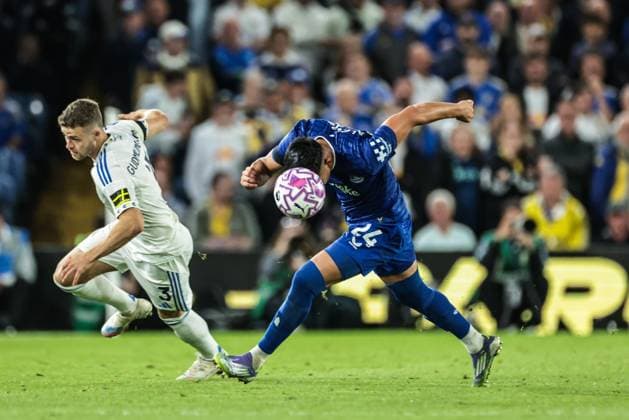 Premier League Leeds United v Everton Carlos Alcaraz of Everton heads the ball during the Premier League match Leeds United vs Everton at Elland Road, Leeds, United Kingdom, 18th August 2025 (Photo by Mark Cosgrove News Images) Leeds Elland Road West Yorkshire United Kingdom Copyright: xMarkxCosgrove NewsxImagesx
