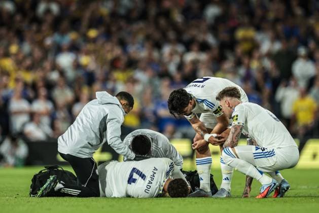 Premier League Leeds United v Everton Pascal Struijk of Leeds United and Joe Rodon of Leeds United check up on Ethan Ampadu of Leeds United as he takes a knock during the Premier League match Leeds United vs Everton at Elland Road, Leeds, United Kingdom, 18th August 2025 (Photo by Mark Cosgrove News Images) Leeds Elland Road West Yorkshire United Kingdom Copyright: xMarkxCosgrove NewsxImagesx