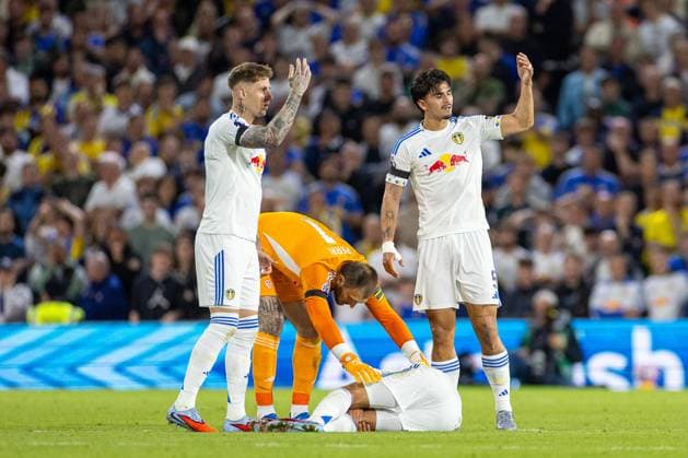 Football - FA Premier League - Leeds United FC v Everton FC LEEDS, ENGLAND - Monday, August 18, 2025: Leeds United s captain Ethan Ampadu down injured and is surrounded by teammates (L-R) Joe Rodon, goalkeeper Lucas Perri and Pascal Struijk during the FA Premier League match between Leeds United FC and Everton FC at Elland Road. (Photo by David Rawcliffe Propaganda) LEEDS Elland Road YORKSHIRE ENGLAND  Copyright: xDavidxRawcliffex P2025-08-18-Leeds_Everton-62