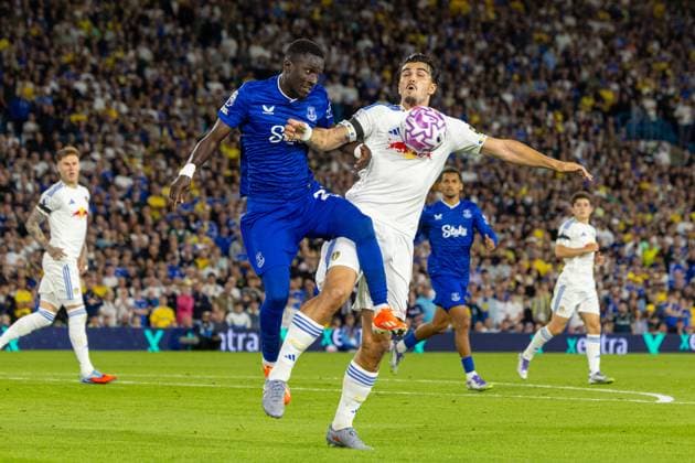 Football - FA Premier League - Leeds United FC v Everton FC LEEDS, ENGLAND - Monday, August 18, 2025: Everton s Idrissa Gueye (L) challenges for a header with Leeds United s Pascal Struijk (R) during the FA Premier League match between Leeds United FC and Everton FC at Elland Road. (Photo by David Rawcliffe Propaganda) LEEDS Elland Road YORKSHIRE ENGLAND  Copyright: xDavidxRawcliffex P2025-08-18-Leeds_Everton-63