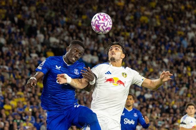 Football - FA Premier League - Leeds United FC v Everton FC LEEDS, ENGLAND - Monday, August 18, 2025: Everton s Idrissa Gueye (L) challenges for a header with Leeds United s Pascal Struijk (R) during the FA Premier League match between Leeds United FC and Everton FC at Elland Road. (Photo by David Rawcliffe Propaganda) LEEDS Elland Road YORKSHIRE ENGLAND  Copyright: xDavidxRawcliffex P2025-08-18-Leeds_Everton-64