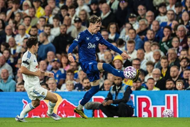 Premier League Leeds United v Everton James Garner of Everton controls the ball tracked by Daniel James of Leeds United during the Premier League match Leeds United vs Everton at Elland Road, Leeds, United Kingdom, 18th August 2025 (Photo by Mark Cosgrove News Images) Leeds Elland Road West Yorkshire United Kingdom Copyright: xMarkxCosgrove NewsxImagesx