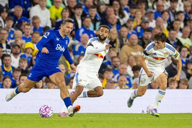 Football - FA Premier League - Leeds United FC v Everton FC LEEDS, ENGLAND - Monday, August 18, 2025: Everton s Jack Grealish being chased by Leeds United s (L-R) Jayden Bogle and Daniel James during the FA Premier League match between Leeds United FC and Everton FC at Elland Road. (Photo by David Rawcliffe Propaganda) LEEDS Elland Road YORKSHIRE ENGLAND  Copyright: xDavidxRawcliffex P2025-08-18-Leeds_Everton-69