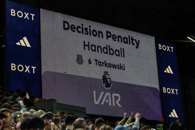Premier League Leeds United v Everton VAR says penalty for handball from James Tarkowski of Everton during the Premier League match Leeds United vs Everton at Elland Road, Leeds, United Kingdom, 18th August 2025 (Photo by Mark Cosgrove News Images) Leeds Elland Road West Yorkshire United Kingdom Copyright: xMarkxCosgrove NewsxImagesx