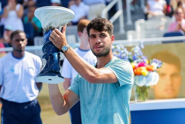Sport Bilder des Tages August 18, 2025, Mason, Ohio, USA: Carlos Alcaraz (ESP) holds up the Rookwood Trophy after winning the MenÃ¢â‚¬â ¢s Championship of the Cincinnati Open in a walk-over at the Lindner Family Tennis Center, Mason, Oh. Mason USA - ZUMAs304 20250818_zaf_s304_019 Copyright: xScottxStuartx