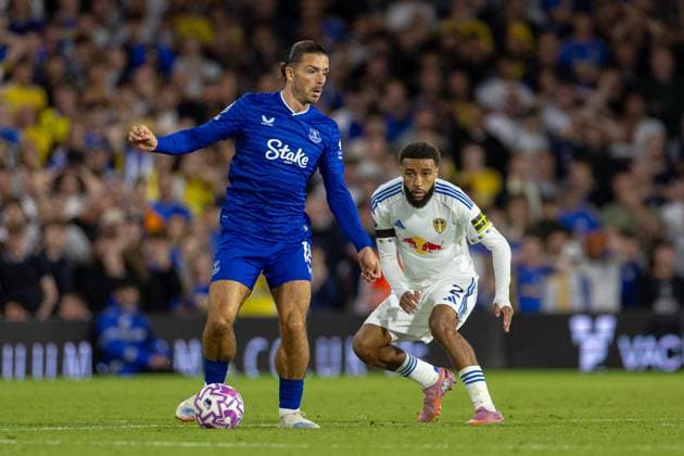 Football - FA Premier League - Leeds United FC v Everton FC LEEDS, ENGLAND - Monday, August 18, 2025: Everton s Jack Grealish holding the ball from Leeds United s Jayden Bogle during the FA Premier League match between Leeds United FC and Everton FC at Elland Road. (Photo by David Rawcliffe Propaganda) LEEDS Elland Road YORKSHIRE ENGLAND  Copyright: xDavidxRawcliffex P2025-08-18-Leeds_Everton-90