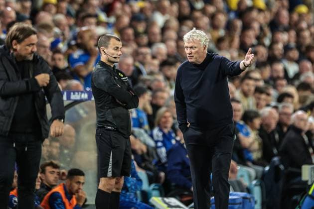 Premier League Leeds United v Everton David Moyes manager of Everton complains to fourth official Andrew Kitchen after VAR give a penalty to Leeds United during the Premier League match Leeds United vs Everton at Elland Road, Leeds, United Kingdom, 18th August 2025 (Photo by Mark Cosgrove News Images) Leeds Elland Road West Yorkshire United Kingdom Copyright: xMarkxCosgrove NewsxImagesx