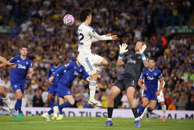 Leeds United v Everton - Premier League Jordan Pickford of Everton jumps with Ao Tanaka of Leeds United during the Premier League match between Leeds United and Everton at Elland Road in Leeds, United Kingdom, on August 18, 2025. Leeds West Yorkshire United Kingdom  Copyright: xMIxNewsx originalFilename:fletcher-leedsuni250818_np3PF.jpg