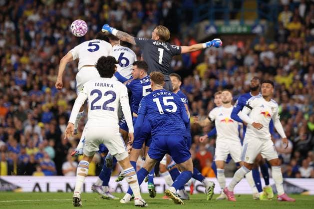 Sport Bilder des Tages Leeds United v Everton - Premier League Jordan Pickford (Everton) misses a punch during the Premier League match between Leeds United and Everton at Elland Road in Leeds, United Kingdom, on August 18, 2025. Leeds West Yorkshire United Kingdom  Copyright: xMIxNewsx originalFilename:fletcher-leedsuni250818_npsQC.jpg