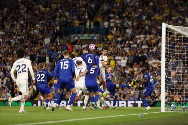 Leeds United v Everton - Premier League Pascal Struijk of Leeds United flicks on a header during the Premier League match between Leeds United and Everton at Elland Road in Leeds, United Kingdom, on August 18, 2025. Leeds West Yorkshire United Kingdom  Copyright: xMIxNewsx originalFilename:fletcher-leedsuni250818_np7h4.jpg