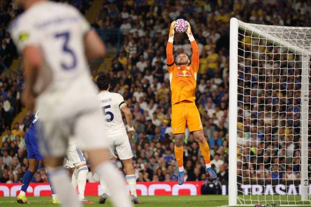 Leeds United v Everton - Premier League Lucas Perri of Leeds United claims a cross during the Premier League match between Leeds United and Everton at Elland Road in Leeds, United Kingdom, on August 18, 2025. Leeds West Yorkshire United Kingdom  Copyright: xMIxNewsx originalFilename:fletcher-leedsuni250818_npAvg.jpg