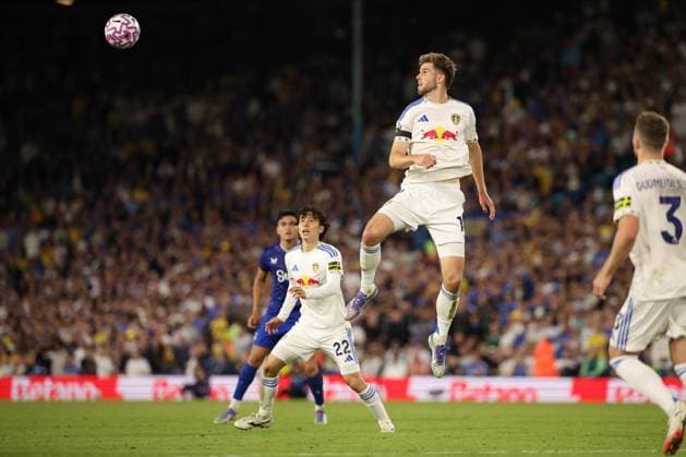 Leeds United v Everton - Premier League Anton Stach of Leeds United wins a header during the Premier League match between Leeds United and Everton at Elland Road in Leeds, United Kingdom, on August 18, 2025. Leeds West Yorkshire United Kingdom  Copyright: xMIxNewsx originalFilename:fletcher-leedsuni250818_npBCs.jpg