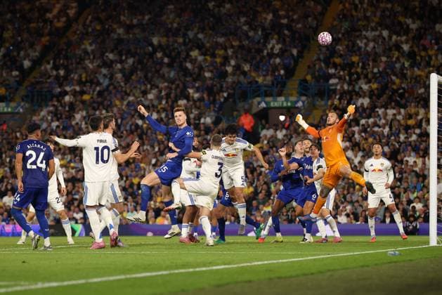 Leeds United v Everton - Premier League Jake O Brien of Everton heads over the bar during the Premier League match between Leeds United and Everton at Elland Road in Leeds, United Kingdom, on August 18, 2025. Leeds West Yorkshire United Kingdom  Copyright: xMIxNewsx originalFilename:fletcher-leedsuni250818_npcTs.jpg