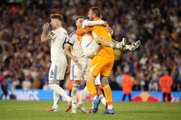 Leeds United v Everton - Premier League Lucas Perri of Leeds United celebrates with Ao Tanaka of Leeds United after the Premier League match between Leeds United and Everton at Elland Road in Leeds, United Kingdom, on August 18, 2025. Leeds West Yorkshire United Kingdom  Copyright: xMIxNewsx originalFilename:fletcher-leedsuni250818_npdFB.jpg