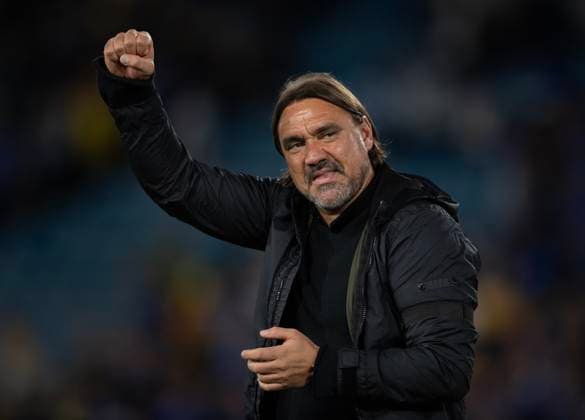 Sport Bilder des Tages Leeds United v Everton - Premier League LEEDS, ENGLAND - AUGUST 18: Leeds United manager Daniel Farke celebrates in front of the fans after the Premier League match between Leeds United and Everton at Elland Road on August 18, 2025 in Leeds, England. Daniel Farke Leeds Elland Road England United Kingdom Copyright: xVisionhausx 776340364