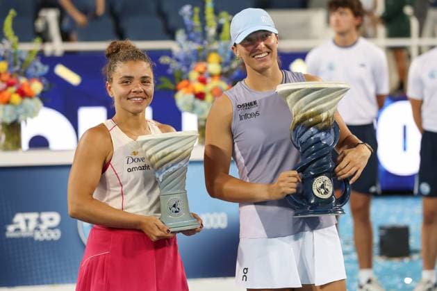 CINCINNATI, OH - AUGUST 18: Iga Swiatek of Poland (right) poses with the Rookwood Cup and Jasmine Paolini of Italy after winning the championship match at the Cincinnati Open at the Lindner Family Tennis Center on August 18, 2025 in Mason, OH. (Photo by Ian Johnson Icon Sportswire) TENNIS: AUG 18 Cincinnati Open EDITORIAL USE ONLY Icon250818040