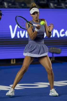 August 18, 2025, Monterrey, Nuevo Leon, Mexico: Romanian tennis player Jaqueline Cristian in action against canadian tennis player Leylah Fernandez during the 2025 Monterrey Open. The Canadian won with a score of 3:6 5:7. Monterrey Mexico - ZUMAo125 20250818_zip_o125_038 Copyright: xAntonioxOjedax