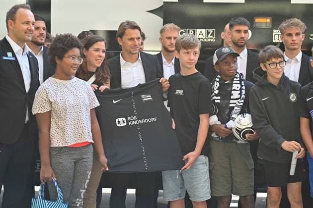 SOCCER - UEFA CL, Bodo vs Sturm FELDKIRCHEN,AUSTRIA,19.AUG.25 - SOCCER - UEFA Champions League, play off, FK Bodo Glimt vs SK Sturm Graz, preview, departure Sturm. Image shows Stefan Hierlaender (Sturm) with fans and the new kit.  GEPAxpictures xAvnixRetkoceri