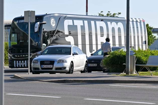 SOCCER - UEFA CL, Bodo vs Sturm FELDKIRCHEN,AUSTRIA,19.AUG.25 - SOCCER - UEFA Champions League, play off, FK Bodo Glimt vs SK Sturm Graz, preview, departure Sturm. Image shows the team bus.  GEPAxpictures xAvnixRetkoceri
