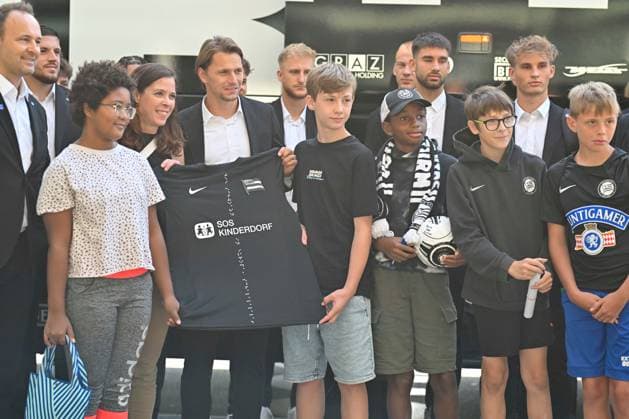 SOCCER - UEFA CL, Bodo vs Sturm FELDKIRCHEN,AUSTRIA,19.AUG.25 - SOCCER - UEFA Champions League, play off, FK Bodo Glimt vs SK Sturm Graz, preview, departure Sturm. Image shows Stefan Hierlaender (Sturm) with fans and the new kit.  GEPAxpictures xAvnixRetkoceri