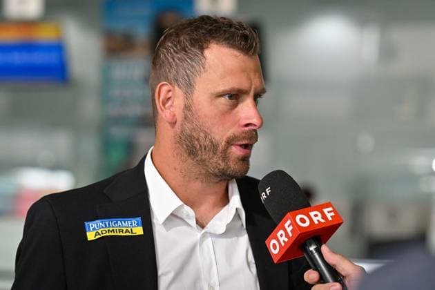 SOCCER - UEFA CL, Bodo vs Sturm FELDKIRCHEN,AUSTRIA,19.AUG.25 - SOCCER - UEFA Champions League, play off, FK Bodo Glimt vs SK Sturm Graz, preview, departure Sturm. Image shows head coach Juergen Saeumel (Sturm) during an interview.  GEPAxpictures xAvnixRetkoceri
