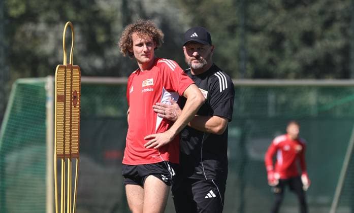 Trainer Steffen Baumgart redet mit Alex Kral Aktion Oberkörper Fußball Fussball Training 1.Bundesliga Herren DFL Saison 2025 2026 19.08.2025 1.FC Union Berlin FCU DFL regulations prohibit any use of photographs as image sequences and or quasi-video.