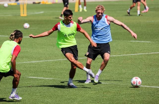 BAU 19.08.2025 Stuttgart Fußball VfB Stuttgart Training, v.l. Chema, Nick Woltemade