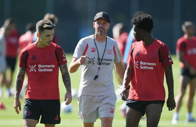 19.08.2025, xophax, Fussball , Fussball-Bundesliga Saison 2025 2026 Bayer 04 Leverkusen Bayer 04 Training Erik ten Hag , Mitte und Alejandro Grimaldo ,links und Nathan Tella , rechts Leverkusen