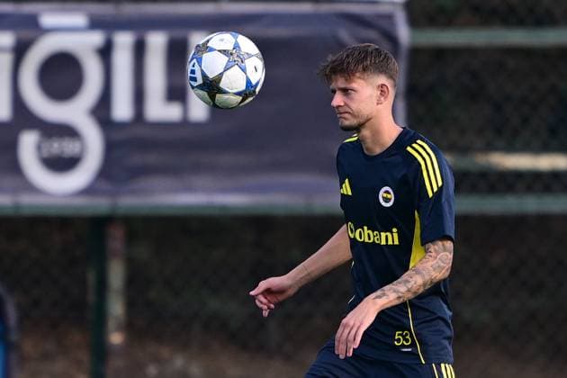 Ahead of Fenerbahce v Benfica - UEFA Champions League ISTANBUL, TURKIYE - AUGUST 19: Sebastian Szymanski of Fenerbahce attends at the last training ahead of the UEFA Champions League playoff first leg match against Portugal s Benfica team at the Chobani Stadium in Istanbul, Turkiye on August 19, 2025. Serhat Cagdas Anadolu Istanbul Turkey. Editorial use only. Please get in touch for any other usage.  Copyright: x2025xAnadoluxSerhatxCagdasx