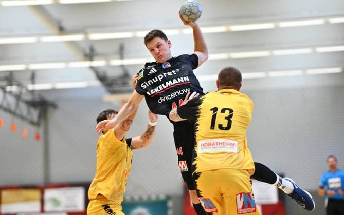 19.08.2025 - Handball - Saison 2025 2026 - Testspiel - Freundschaftsspiel : HC Erlangen HCE - Bregenz Handball - - xwoxzix - Christoph Steinert ( 44, HC Erlangen HCE ) gegen Tommaso Romei (11, Bregenz Handball ) Mindaugas Dumcius (13, Bregenz Handball )