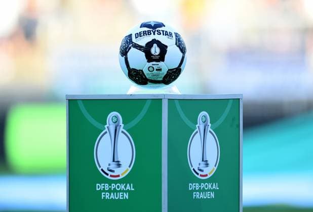 Fußball Frauen DFB-Pokal Saison 2025 2026 Borussia Dortmund - Borussia Mönchengladbach am 19.08.2025 im Stadion Rote Erde in Dortmund DerbyStar Spielball Nordrhein-Westfalen Deutschland