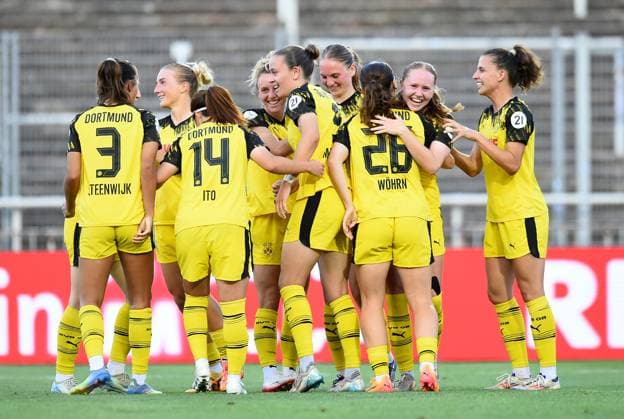 Fußball Frauen DFB-Pokal Saison 2025 2026 Borussia Dortmund - Borussia Mönchengladbach am 19.08.2025 im Stadion Rote Erde in Dortmund Die Dortmunder Spielerinnen bejubeln das 1:0 von Ronja Leubner ( Borussia Dortmund ) Nordrhein-Westfalen Deutschland