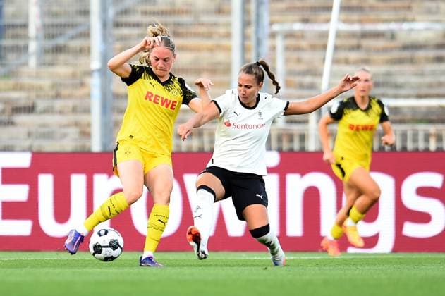 Fußball Frauen DFB-Pokal Saison 2025 2026 Borussia Dortmund - Borussia Mönchengladbach am 19.08.2025 im Stadion Rote Erde in Dortmund Annika Enderle ( Borussia Dortmund ), links - Yvonne Zielinski ( Borussia Mönchengladbach ), rechts Nordrhein-Westfalen Deutschland