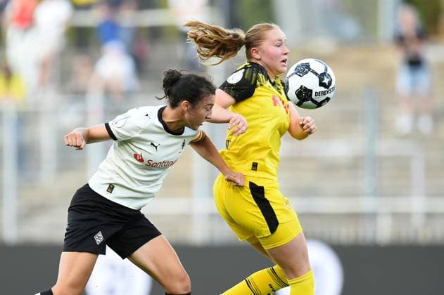 Fußball Frauen DFB-Pokal Saison 2025 2026 Borussia Dortmund - Borussia Mönchengladbach am 19.08.2025 im Stadion Rote Erde in Dortmund Kristina Bartsch ( Borussia Mönchengladbach ), links - Ronja Leubner ( Borussia Dortmund ), rechts Nordrhein-Westfalen Deutschland