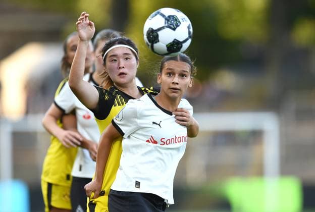 Fußball Frauen DFB-Pokal Saison 2025 2026 Borussia Dortmund - Borussia Mönchengladbach am 19.08.2025 im Stadion Rote Erde in Dortmund Alina Abdii ( Borussia Mönchengladbach ), vorne - Sara Ito ( Borussia Dortmund ), hinten Nordrhein-Westfalen Deutschland