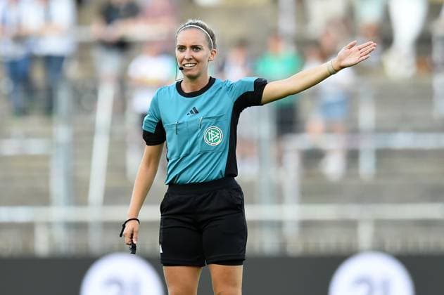 Fußball Frauen DFB-Pokal Saison 2025 2026 Borussia Dortmund - Borussia Mönchengladbach am 19.08.2025 im Stadion Rote Erde in Dortmund Schiedsrichterin Julia Boike Nordrhein-Westfalen Deutschland