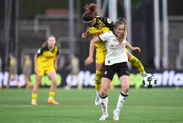 Fußball Frauen DFB-Pokal Saison 2025 2026 Borussia Dortmund - Borussia Mönchengladbach am 19.08.2025 im Stadion Rote Erde in Dortmund Sara Ito ( Borussia Dortmund ), oben - Suus Van Der Drift ( Borussia Mönchengladbach ), unten Nordrhein-Westfalen Deutschland
