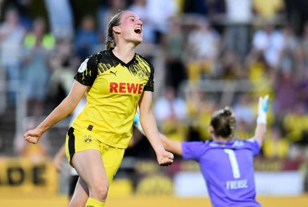 Fußball Frauen DFB-Pokal Saison 2025 2026 Borussia Dortmund - Borussia Mönchengladbach am 19.08.2025 im Stadion Rote Erde in Dortmund Annika Enderle ( Borussia Dortmund ) freut sich über das 2:0 Nordrhein-Westfalen Deutschland