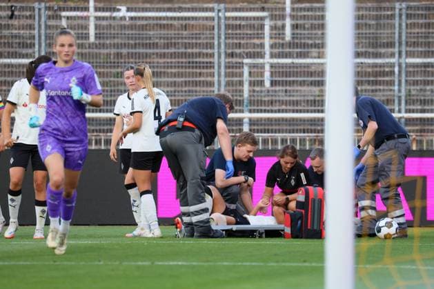 Dortmund, Deutschland 19. August 2025: DFB Pokal Frauen - 2025 2026 - Borussia Dortmund vs. Borussia Mönchengladbach Im Bild: Yvonne Zielinski (Borussia Mönchengladbach), auf dem Spielfeld liegend, verletzt sich im DFB-Pokalspiel so schwer, dass sie mit einer Trage abtransportiert werden muss DFB regulations prohibit any use of photographs as image sequences and or quasi-video. Stadion Rote Erde Nordrhein Westfalen Copyright: xFotostandx xFantinix