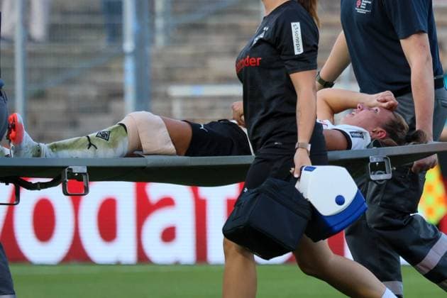 Dortmund, Deutschland 19. August 2025: DFB Pokal Frauen - 2025 2026 - Borussia Dortmund vs. Borussia Mönchengladbach Im Bild: Yvonne Zielinski (Borussia Mönchengladbach), auf der Trage liegend, verletzt sich im DFB-Pokalspiel so schwer, dass sie mit einer Trage abtransportiert werden muss DFB regulations prohibit any use of photographs as image sequences and or quasi-video. Stadion Rote Erde Nordrhein Westfalen Copyright: xFotostandx xFantinix